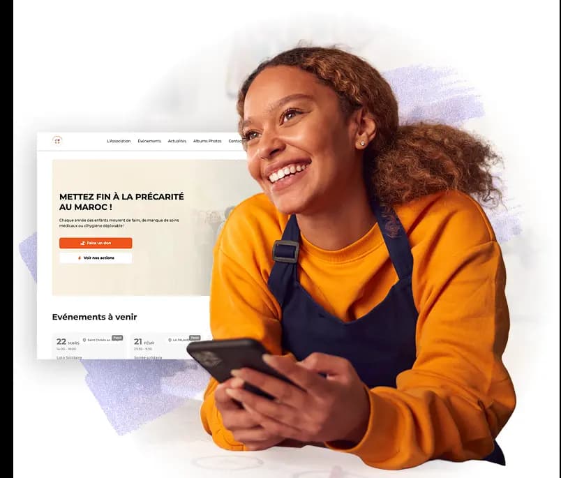 Femme souriante utilisant son téléphone avec maquette de site web